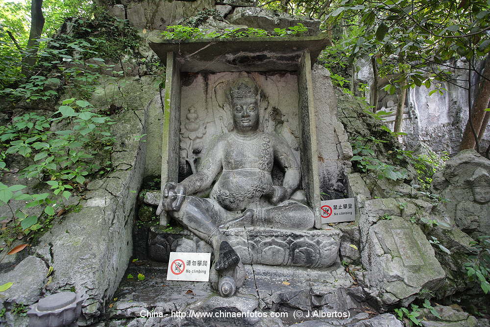 TEMPLO DEL ALMA  ESCONDIDA HANGZHOU CHINA  IM GENES Y 