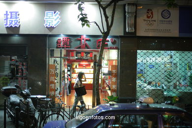 Xangai (Shanghai) pela noite . 