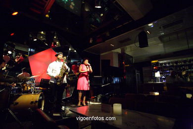 Xangai (Shanghai) pela noite .