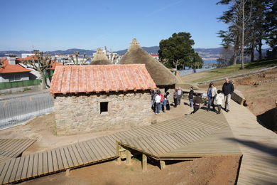 CASTRO DE VIGO. RECONSTRUCCION POBLADO. MUSEO. VIGO ARQUEOLÓGICO