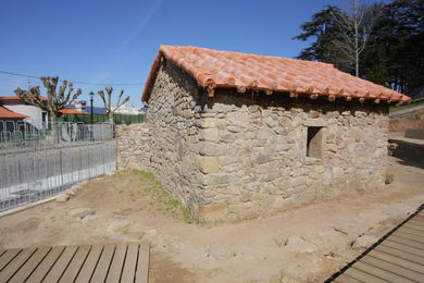 CASTRO DE VIGO. EDAD DE BRONCE. RECONSTRUCCIÓN DE CASA TALLER