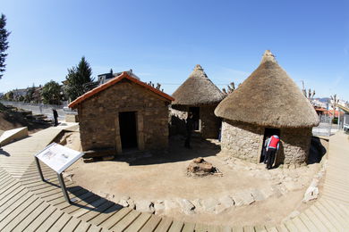 CASTRO DE VIGO. RECONSTRUCCION POBLADO. MUSEO. VIGO ARQUEOLÓGICO