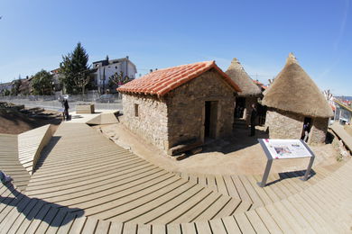 CASTRO DE VIGO. RECONSTRUCCION POBLADO. MUSEO. VIGO ARQUEOLÓGICO