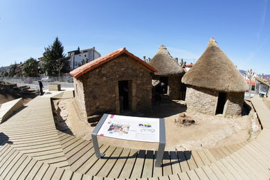 CASTRO DE VIGO. RECONSTRUCCION POBLADO. MUSEO. VIGO ARQUEOLÓGICO