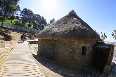 CASTRO DE VIGO. RECONSTRUCCION POBLADO. MUSEO. VIGO ARQUEOLÓGICO