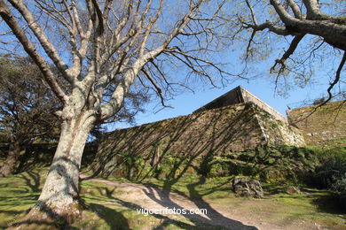 CASTILLOS DE ESPAÑA: PRIMERA MURALLA CASTILLO DEL CASTRO. SIGLO XVII