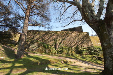 CASTILLOS DE ESPAÑA: PRIMERA MURALLA CASTILLO DEL CASTRO. SIGLO XVII