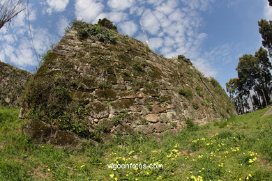 CASTILLOS DE ESPAÑA: PRIMERA MURALLA CASTILLO DEL CASTRO. SIGLO XVII