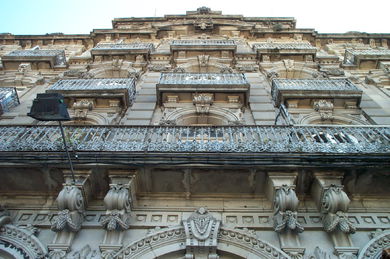 ARCHITECTONIC DETAILS IN THE STONE - THE GRANITE