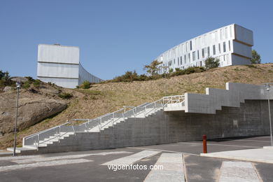 ENRIC MIRALLES - ARQUITECTURA ZONA COMERCIAL DA UNIVERSIDADE DE VIGO