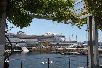 HARMONY OF THE SEAS - CRUISE SHIP 