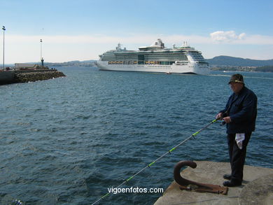 JEWEL OF THE SEAS - CRUISE SHIP 