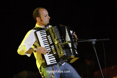 CÓMPLICES - TEO CARRALDA - CONCERT ESTRELLA GALICIA IN VIGO 2006