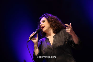 GAL COSTA - CONCIERTO EN CASTRELOS - VIGO