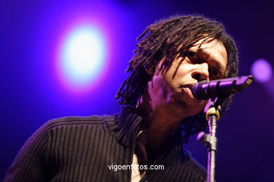 DJAVAN EM CONCERTO- FESTIVAL PARA VIGO VOU-ME - CASTRELOS