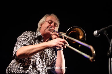 WILLIEM BREUKER KOLLEKTIEF - JAZZ. II FESTIVAL DE VIGO IMAXINASONS 2006