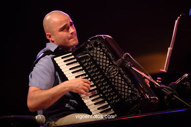 VICTOR PRIETO TRÍO - JAZZ. II FESTIVAL DE VIGO IMAXINASONS 2006