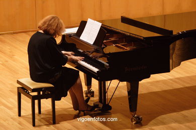 JULIA ESTEVEZ E RASA JAKUTYTE - FLAUTA E PIANO - XERACIÓN 2000 5