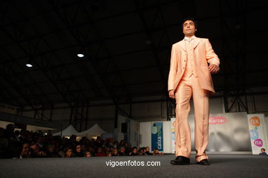 TRAJES Y VESTIDOS DE FIESTA Y BODA. BODAS COLECCIÓN 2009. PASARELA HAPPY NOVIAS. BODAS