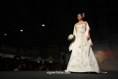 WEDDING DRESSES. BRIDAL GOWN. COLLECTION 2008. RUNWAY FASHION