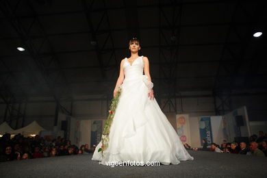 WEDDING DRESSES. BRIDAL GOWN. COLLECTION 2008. RUNWAY FASHION