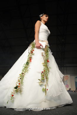 WEDDING DRESSES. BRIDAL GOWN. COLLECTION 2008. RUNWAY FASHION