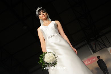 WEDDING DRESSES. BRIDAL GOWN. COLLECTION 2008. RUNWAY FASHION