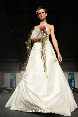 WEDDING DRESSES. BRIDAL GOWN. COLLECTION 2008. RUNWAY FASHION