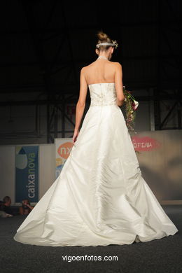 WEDDING DRESSES. BRIDAL GOWN. COLLECTION 2008. RUNWAY FASHION