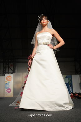 WEDDING DRESSES. BRIDAL GOWN. COLLECTION 2008. RUNWAY FASHION