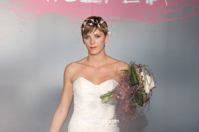 WEDDING DRESSES. BRIDAL GOWN. NUPTIAL COLLECTION  2008. RUNWAY FASHION