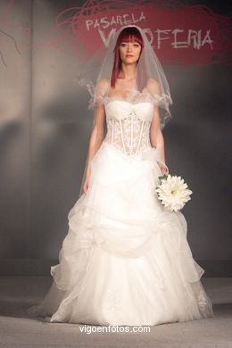 WEDDING DRESSES. BRIDAL GOWN. NUPTIAL COLLECTION  2008. RUNWAY FASHION