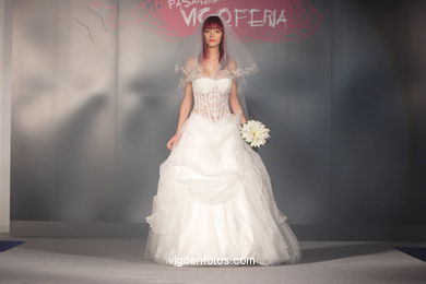 WEDDING DRESSES. BRIDAL GOWN. NUPTIAL COLLECTION  2008. RUNWAY FASHION