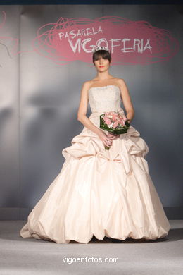 WEDDING DRESSES. BRIDAL GOWN. NUPTIAL COLLECTION  2008. RUNWAY FASHION