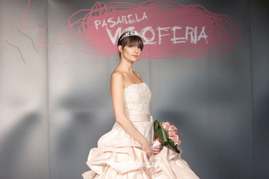 VESTIDOS DE NOVIAS. NOVIAS COLECCIÓN 2008. PASARELA HAPPY NOVIAS