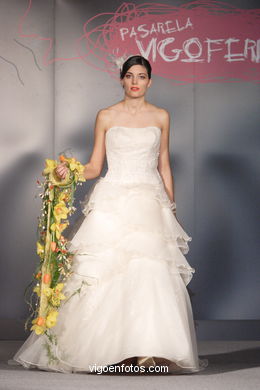 WEDDING DRESSES. BRIDAL GOWN. NUPTIAL COLLECTION  2008. RUNWAY FASHION