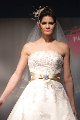 WEDDING DRESSES. BRIDAL GOWN. NUPTIAL COLLECTION  2008. RUNWAY FASHION
