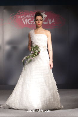 WEDDING DRESSES. BRIDAL GOWN. NUPTIAL COLLECTION  2008. RUNWAY FASHION