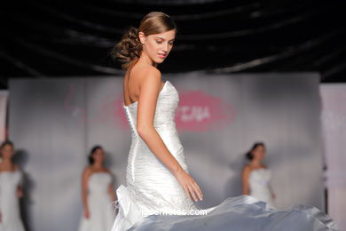 WEDDING DRESSES. COLLECTION 2010. RUNWAY FASHION