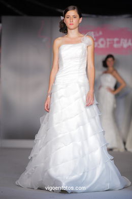 WEDDING DRESSES. COLLECTION 2010. RUNWAY FASHION. PRONOVIAS