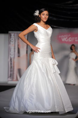 WEDDING DRESSES. COLLECTION 2010. RUNWAY FASHION. PRONOVIAS