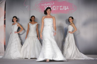 WEDDING DRESSES. COLLECTION 2010. RUNWAY FASHION. PRONOVIAS