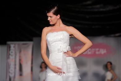 WEDDING DRESSES. COLLECTION 2010. RUNWAY FASHION. PRONOVIAS