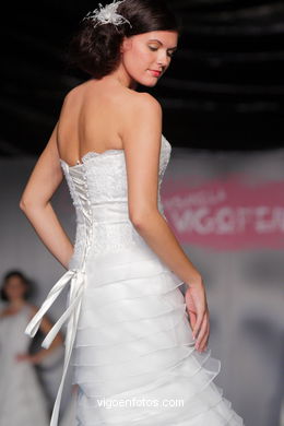 WEDDING DRESSES. COLLECTION 2010. RUNWAY FASHION. PRONOVIAS