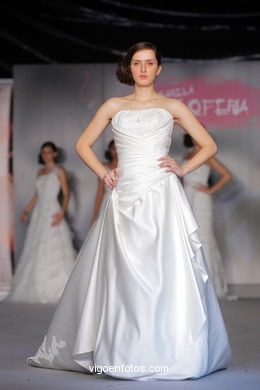 WEDDING DRESSES. COLLECTION 2010. RUNWAY FASHION. PRONOVIAS