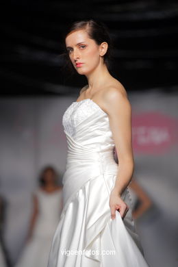 WEDDING DRESSES. COLLECTION 2010. RUNWAY FASHION. PRONOVIAS