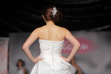 WEDDING DRESSES. COLLECTION 2010. RUNWAY FASHION. PRONOVIAS