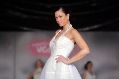 WEDDING DRESSES. COLLECTION 2010. RUNWAY FASHION. ROSA CLARÁ