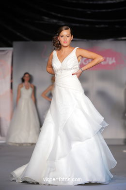 WEDDING DRESSES. COLLECTION 2010. RUNWAY FASHION. ROSA CLARÁ