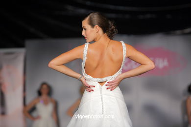 WEDDING DRESSES. COLLECTION 2010. RUNWAY FASHION. ROSA CLARÁ